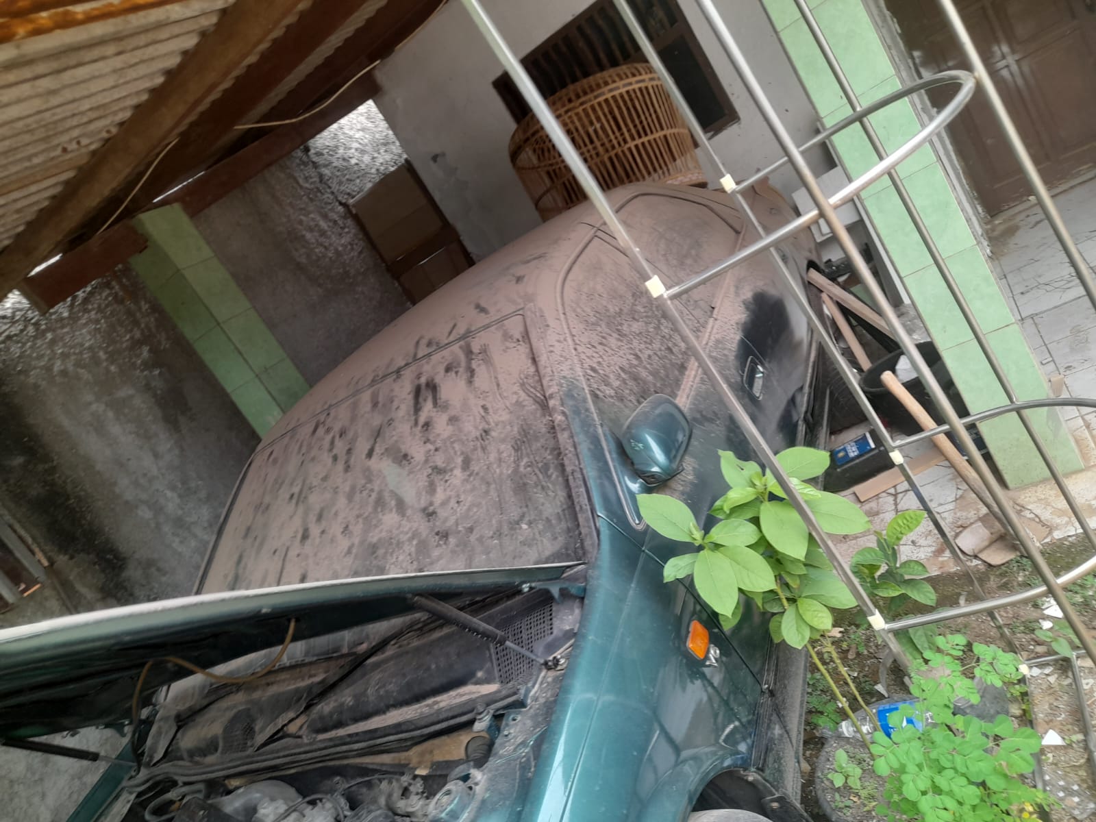 Mobil yang sudah lama tidak terpakai