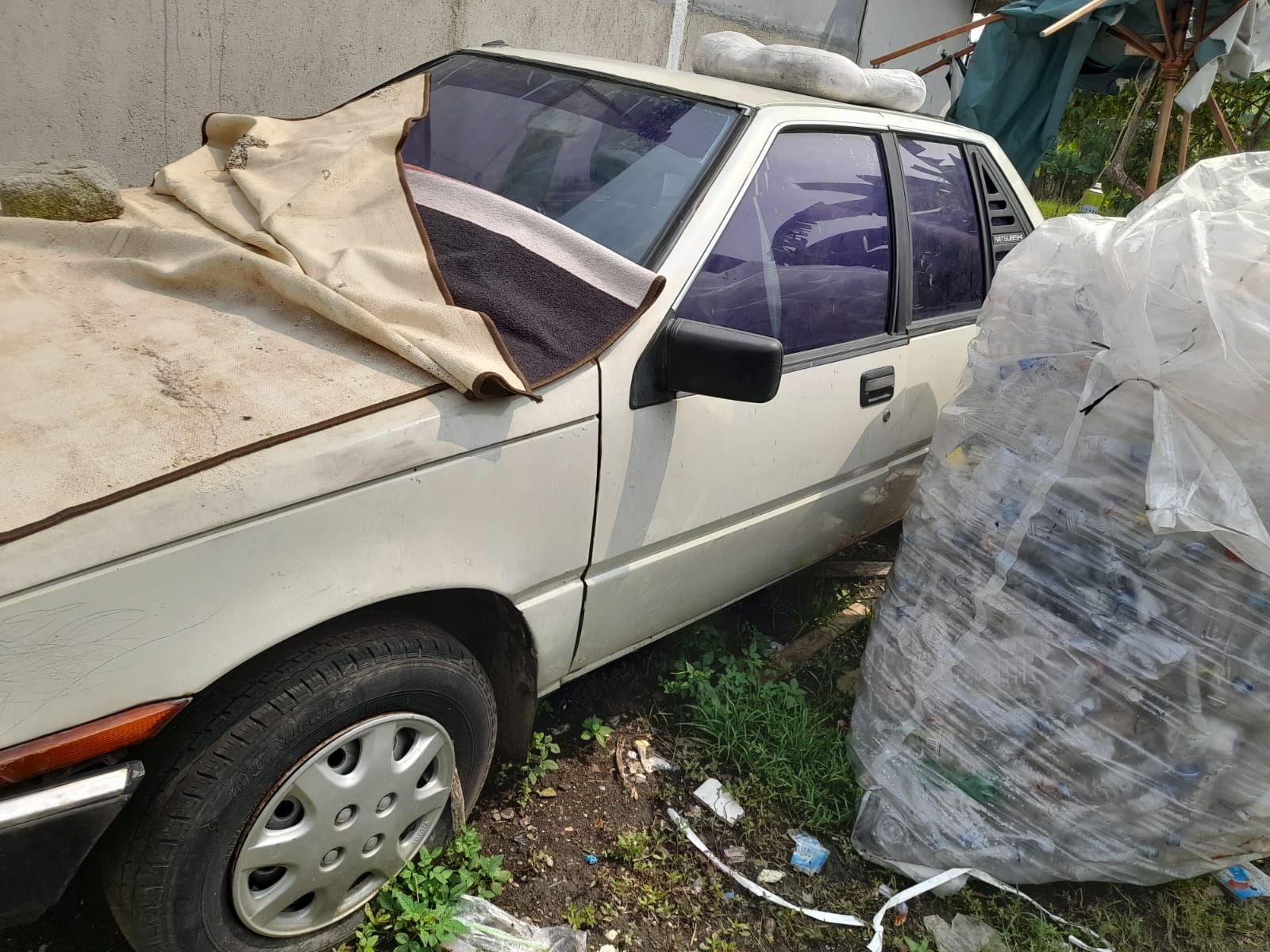 Mobil yang sudah lama terbengkalai